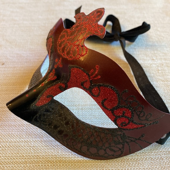 Masquerade Mardi Gras Venetian mask. - Picture 2 of 4